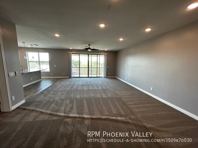 Building Photo - End Unit Gated Community 2/2 w/Enclosed De...