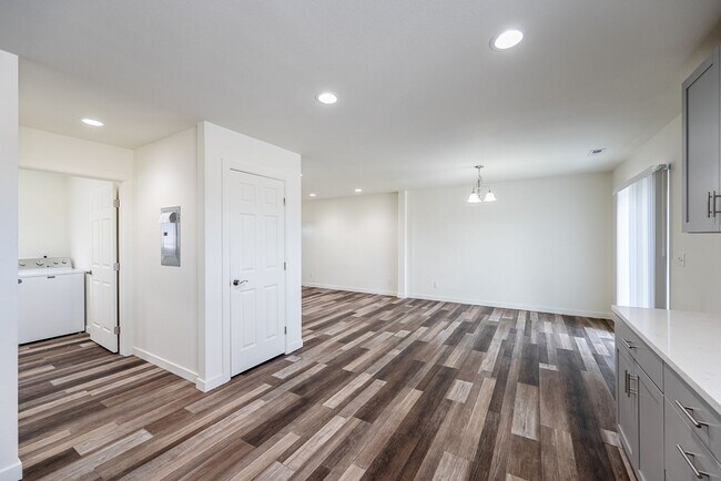 Building Photo - 2705 W Marina Dr