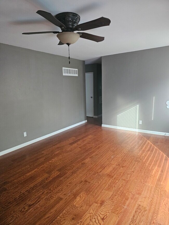 Building Photo - 831 Teson Road - Available Now!