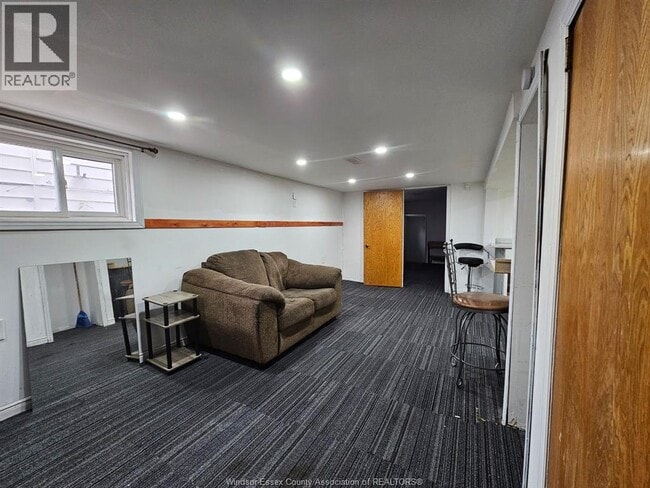 Photo du bâtiment - 987 McKay Ave