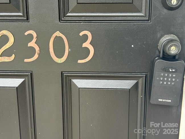 Building Photo - 2303 Highland Park Dr