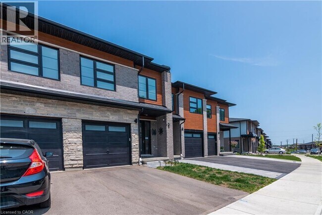 Building Photo - 939 Robert Ferrie Dr