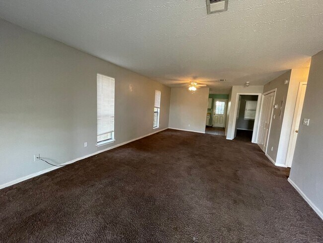 Foto del edificio - Two bedroom, Two bath Available Now! $250....