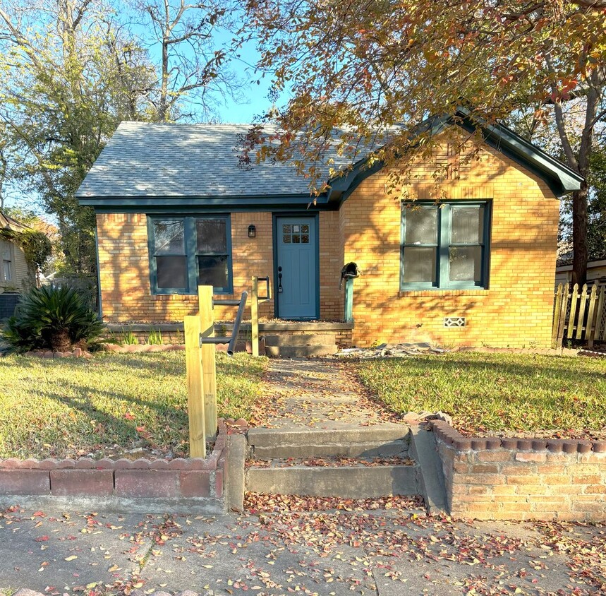 Primary Photo - Adorable Cottage in the Azalea District!