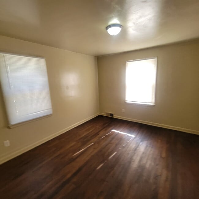 Building Photo - Amazing Irvington 3BR/1BA House!