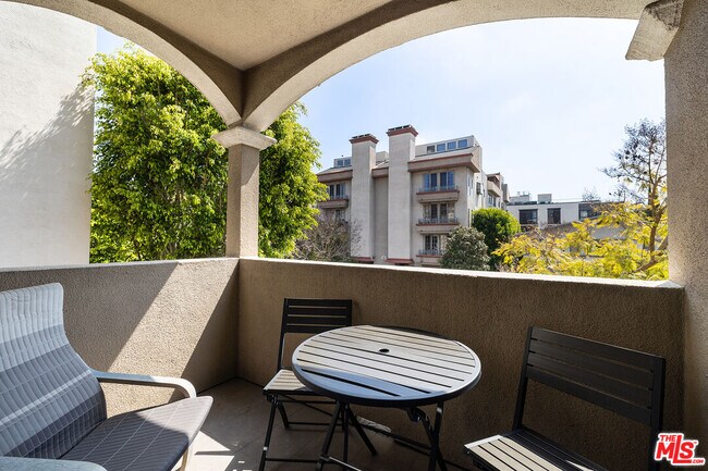 Foto del edificio - 423 Arnaz Dr