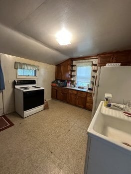 Building Photo - 3 bed 1 bath house close to UWEC and Water St! Available June 1st