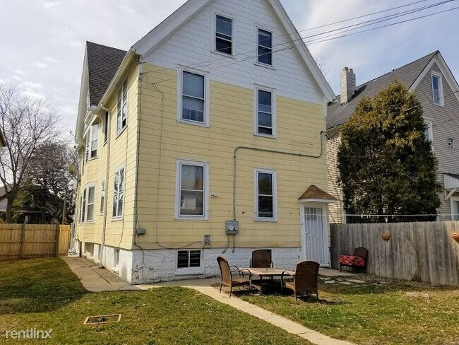 Building Photo - 2 br, 1 bath Apartment - 3032 N Booth St