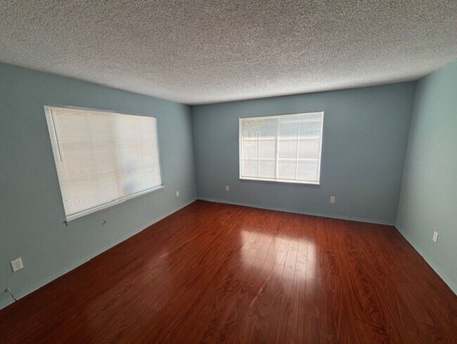 Foto del edificio - Clean 3 Bedroom / 2 Bathroom Home near Pac...