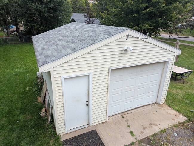 Building Photo - 626 Nina Ave