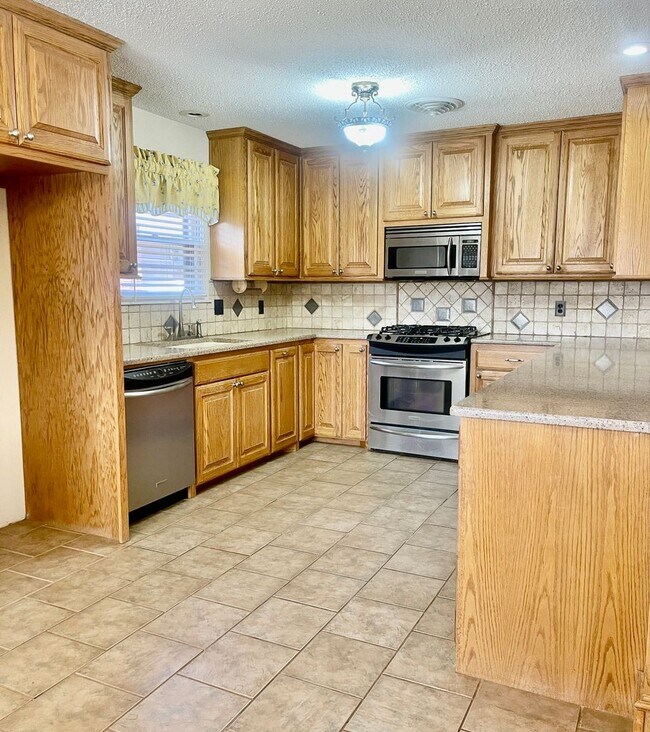 Foto del edificio - As About Our Move-In Special! Spacious 3 B...