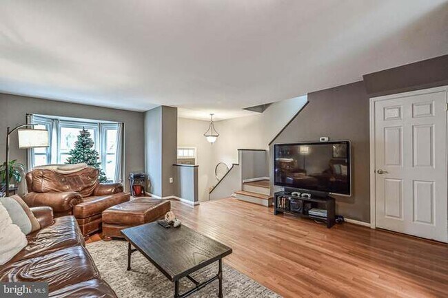 Sala de estar AMUEBLADA: con sofá, mesa de centro, carrito de bar y soporte para TV. - 3814 Usher Ct