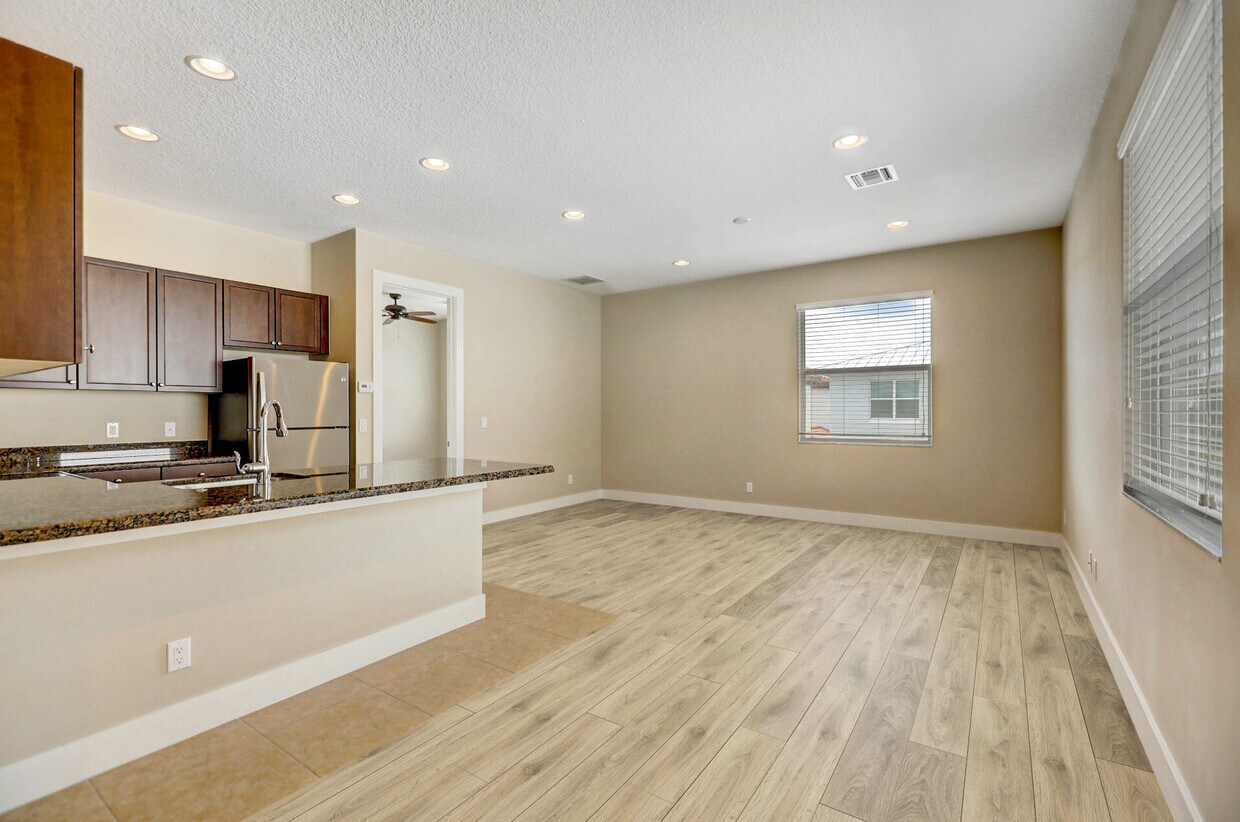 Foto principal - 6044 Curie Pl