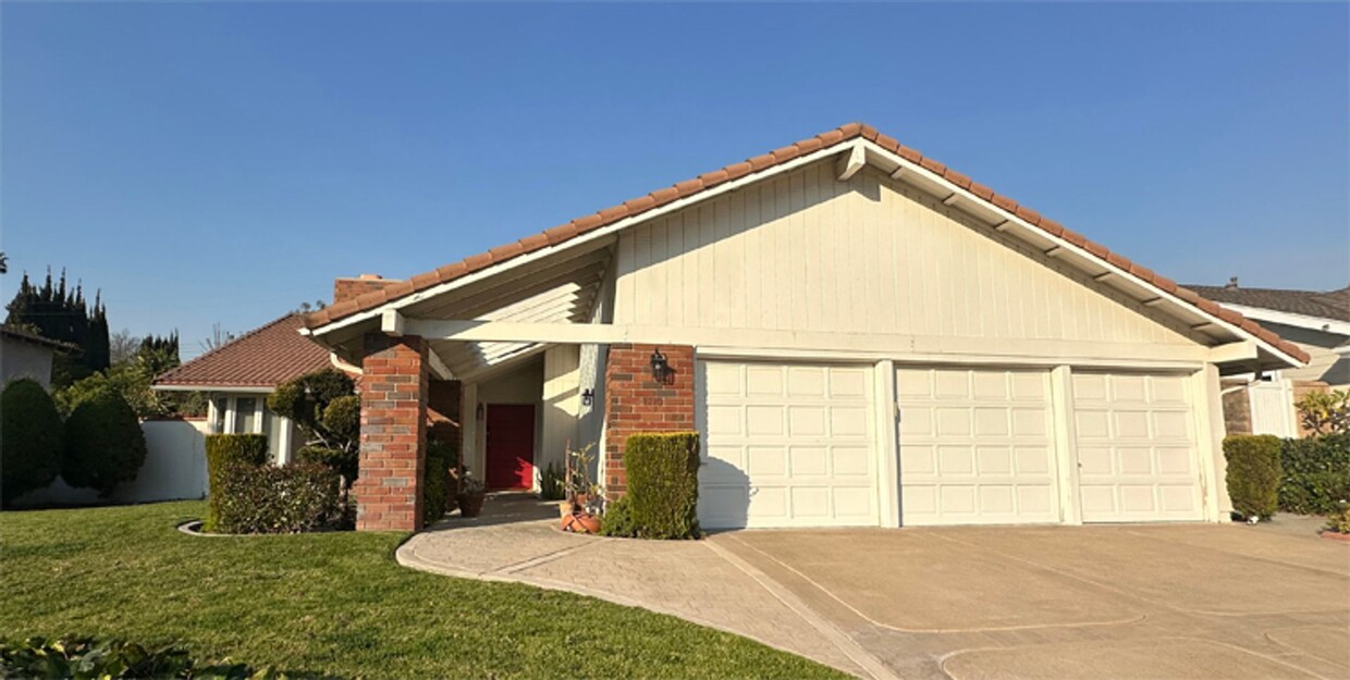 Foto principal - 4 Bdrm/2 Bath Rolling Hills Home in Fullerton