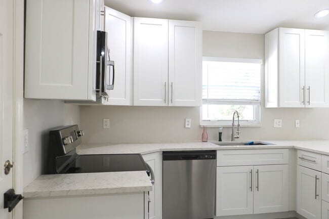 Building Photo - 1037 Island Manor Dr