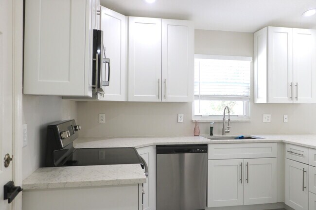 Foto del edificio - 1037 Island Manor Dr