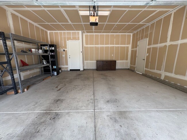 Foto del edificio - 3 Bedroom Home located NW Visalia!