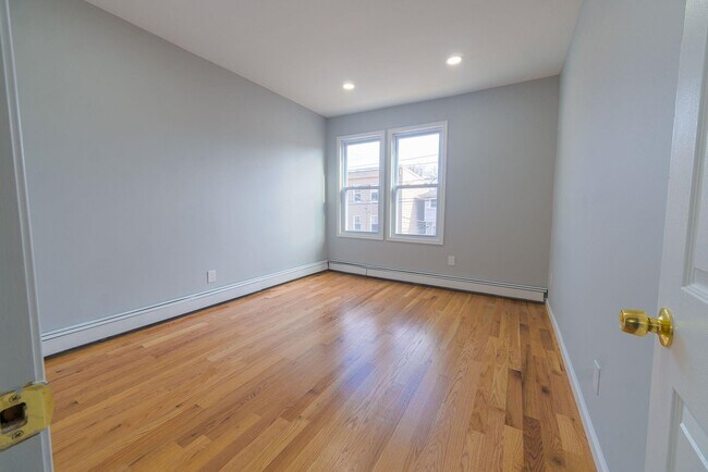 Building Photo - 586 N 11th St