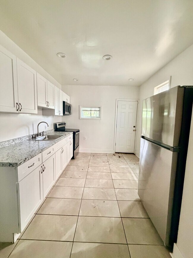 Foto del edificio - Spacious 3-Bedroom Home with Central A/C, In-Unit Laundry & Pet-Friendly Living