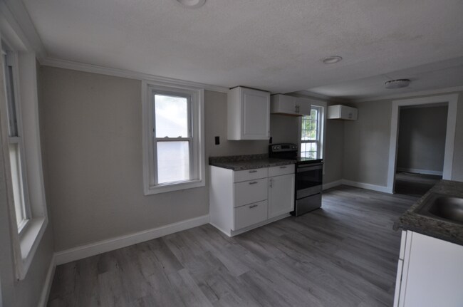 Building Photo - 914 23rd St W