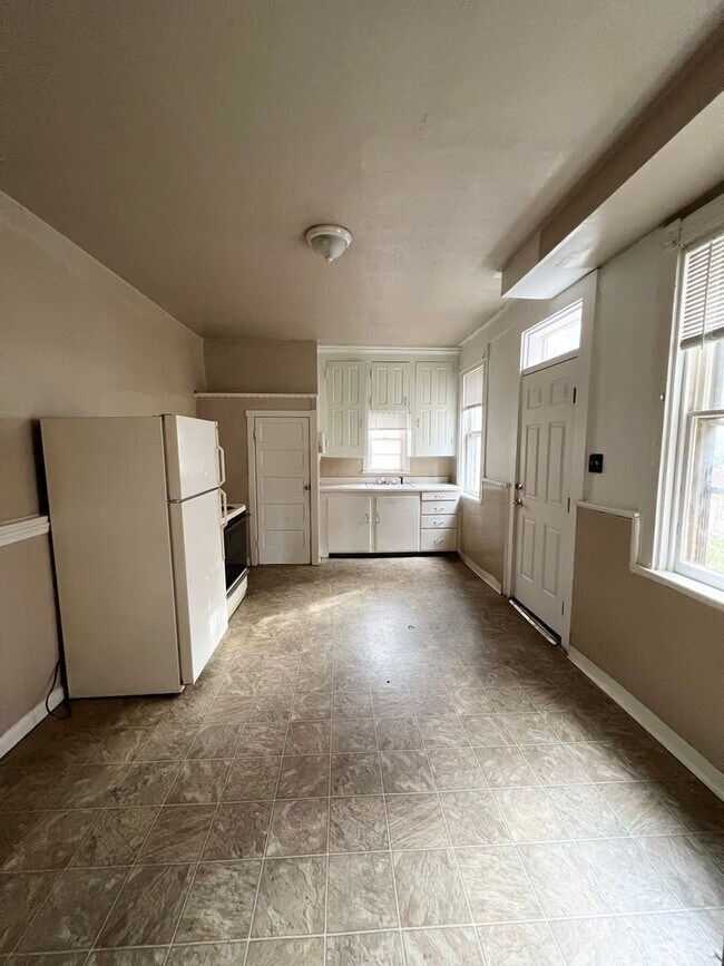 Building Photo - 728 Manor St