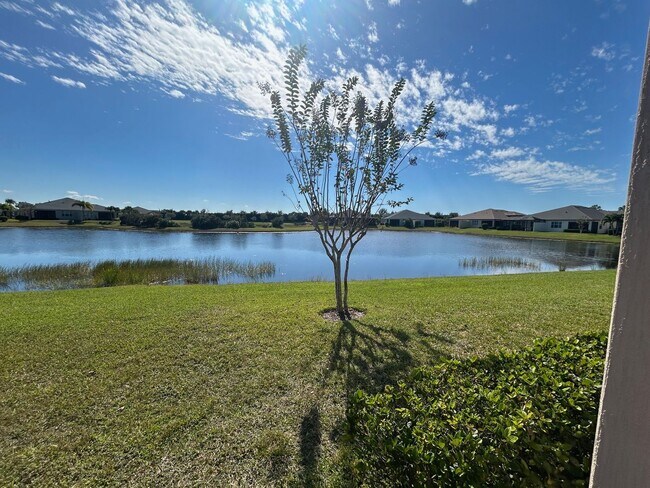 Foto del edificio - Lake Front Home In Lake Park at Tradition