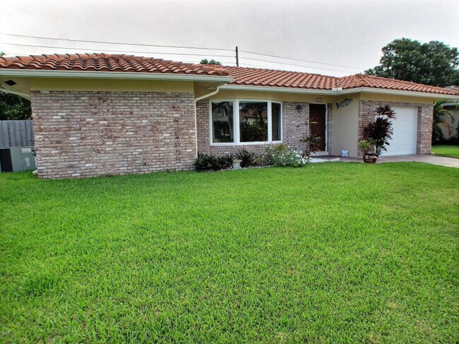 Building Photo - 3333 NE 6th Dr