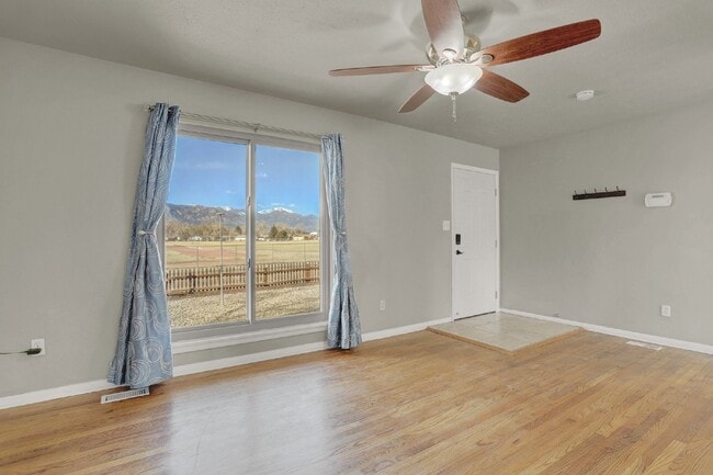 Building Photo - Spacious 3-Bed Gem in Halliday