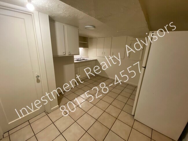 Building Photo - 587 N Main St