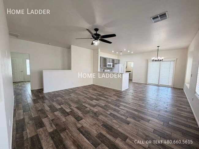 Building Photo - 915 East Gold Dust Way