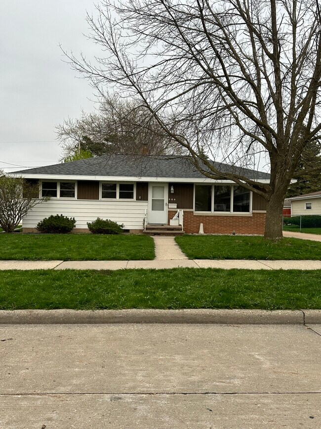 Building Photo - 906 S Christine St