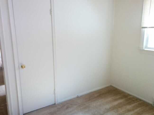 Building Photo - 2026 Stieber St