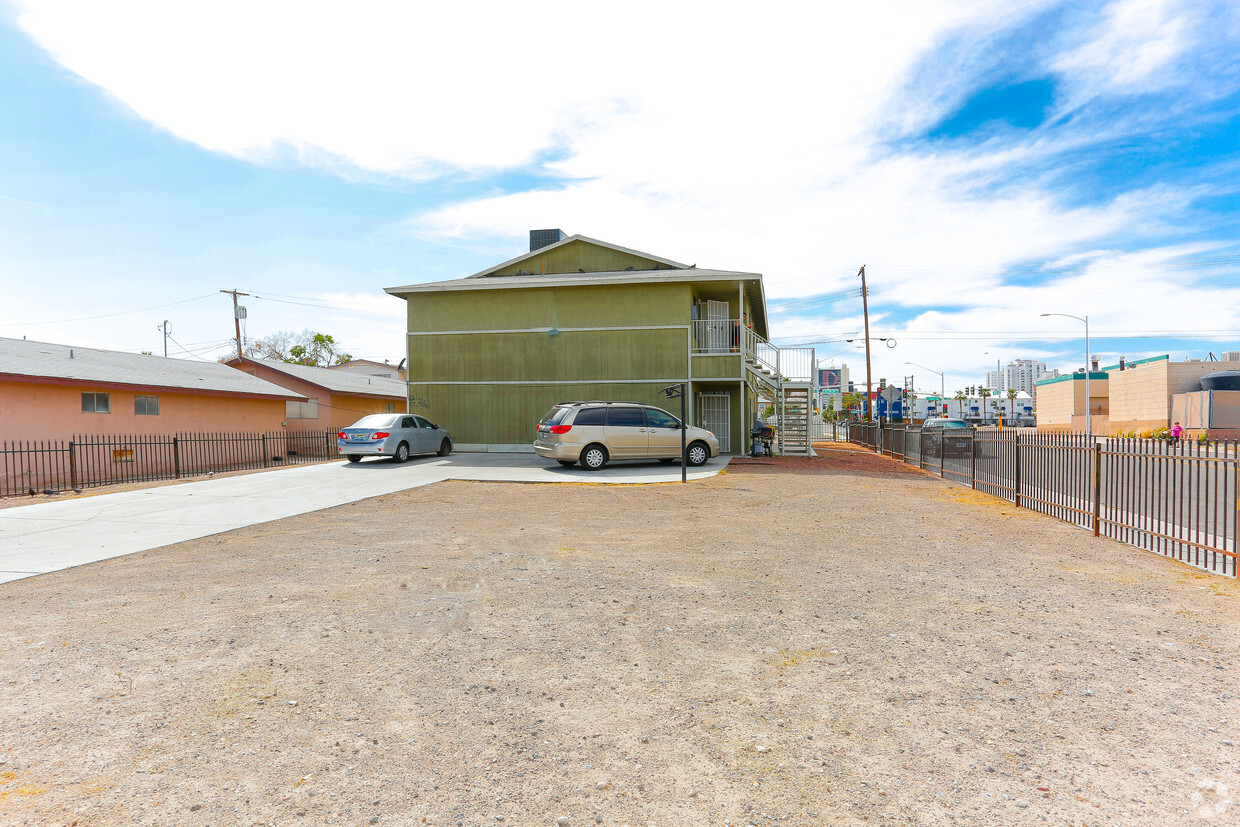 Building Photo - 1316 E Carson Ave
