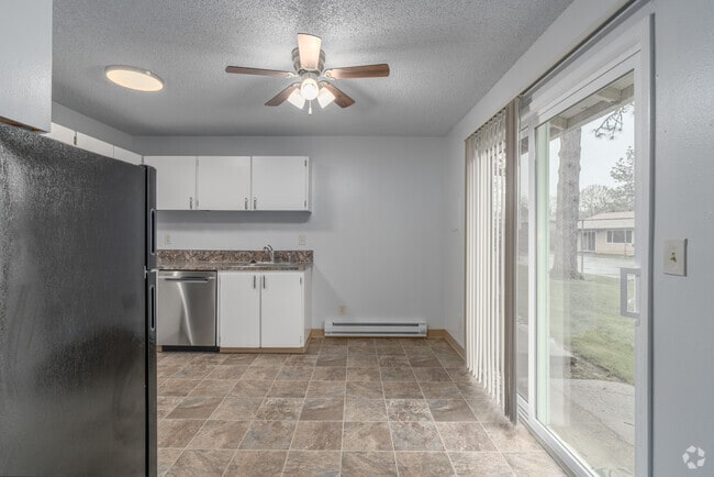 1BR, 1BA - 750SF - Dining Room - The Reef Apartments