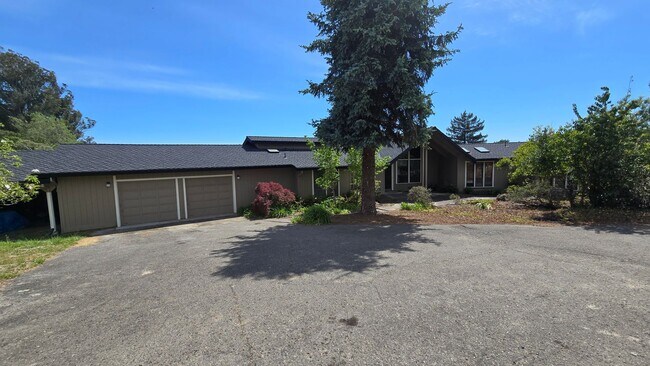 Building Photo - Beautiful West County Property Minutes Fro...