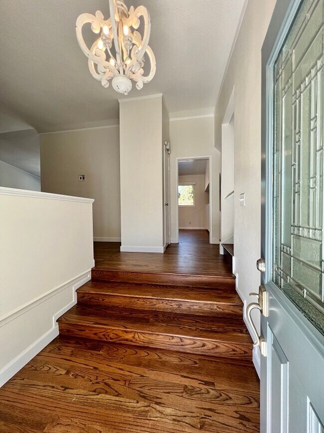 Foto del edificio - Elegant 4-Bedroom Home in Browns Valley – Pool, Privacy & Charm