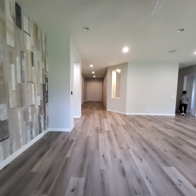 Building Photo - 365 Sapphire Rock Ave