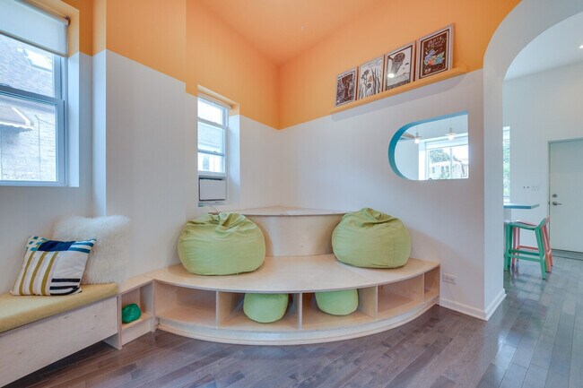 Foto del edificio - 3247 S Oakley Ave