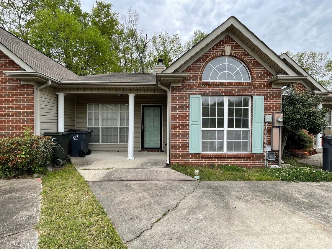 Primary Photo - Townhome for rent in Pelham