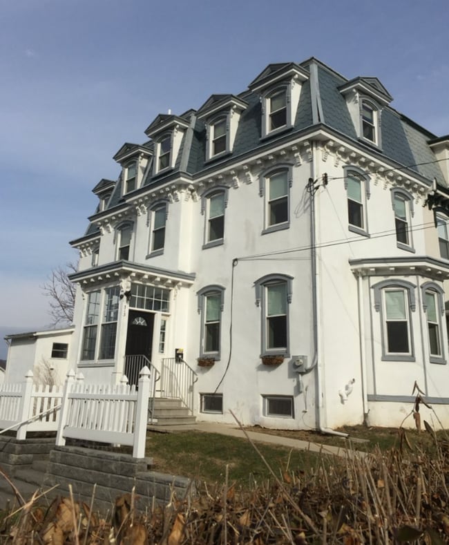 Lovely 5BD/2.5BA Twin in Downingtown Borough! - Lovely 5BD/2.5BA Twin in Downingtown Borough! House