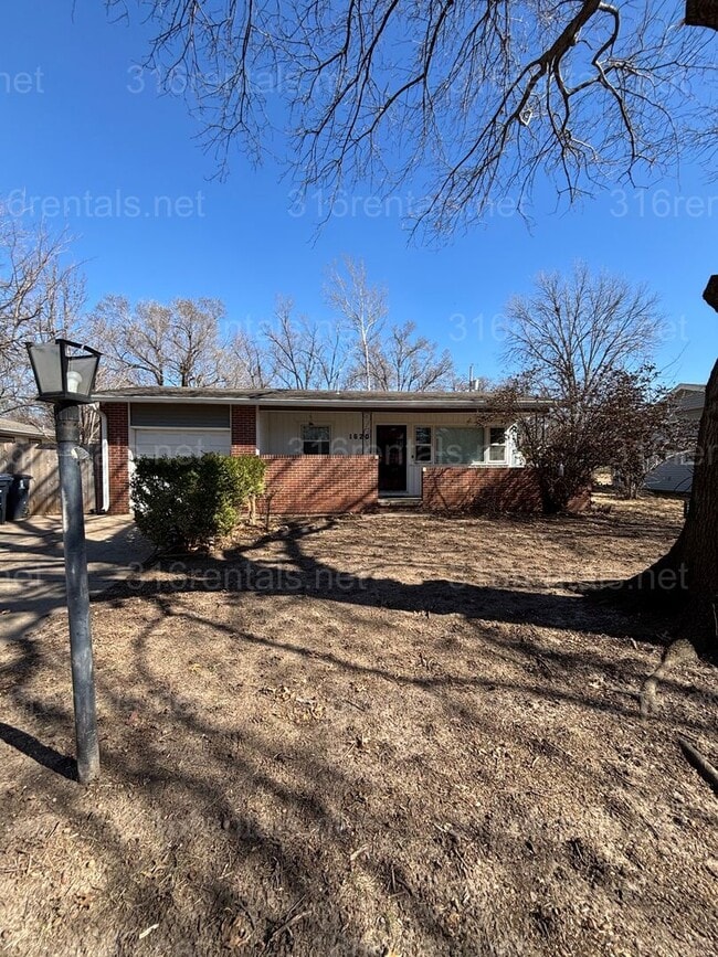 Building Photo - 2 bed 1 bath house available now!