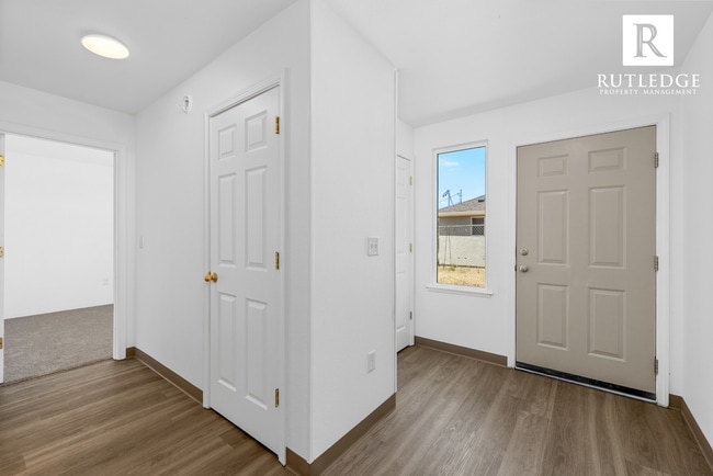 Building Photo - Central Point Duplex / Fenced Backyard / Off Street with 2 Car Garage