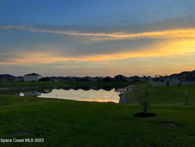 Building Photo - 388 Guinevere Dr SW