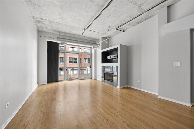 Building Photo - 933 W Van Buren St