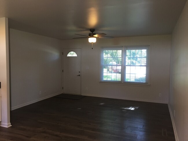 Building Photo - 2 Sweetbriar Ct