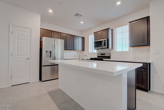 Building Photo - 633 Bellus Pl