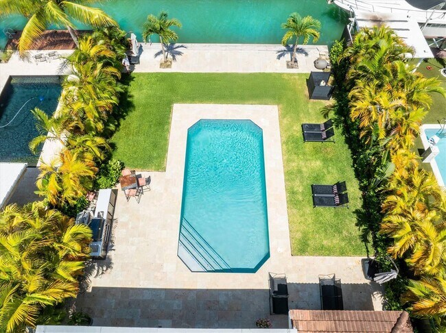 Foto del edificio - 7610 Bayside Ln