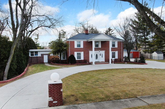 Building Photo - 305 N Reed St