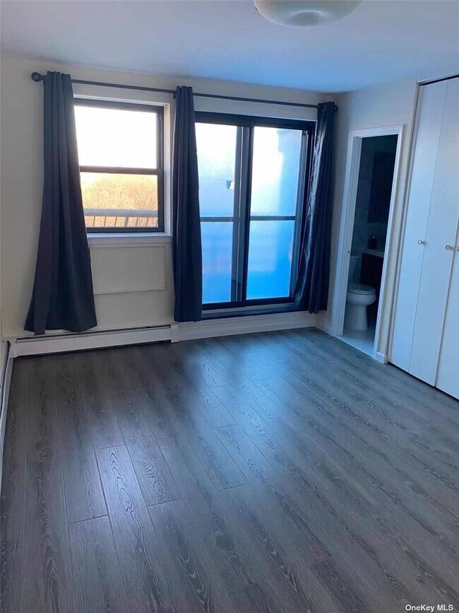 Foto del edificio - 55-12 Main St