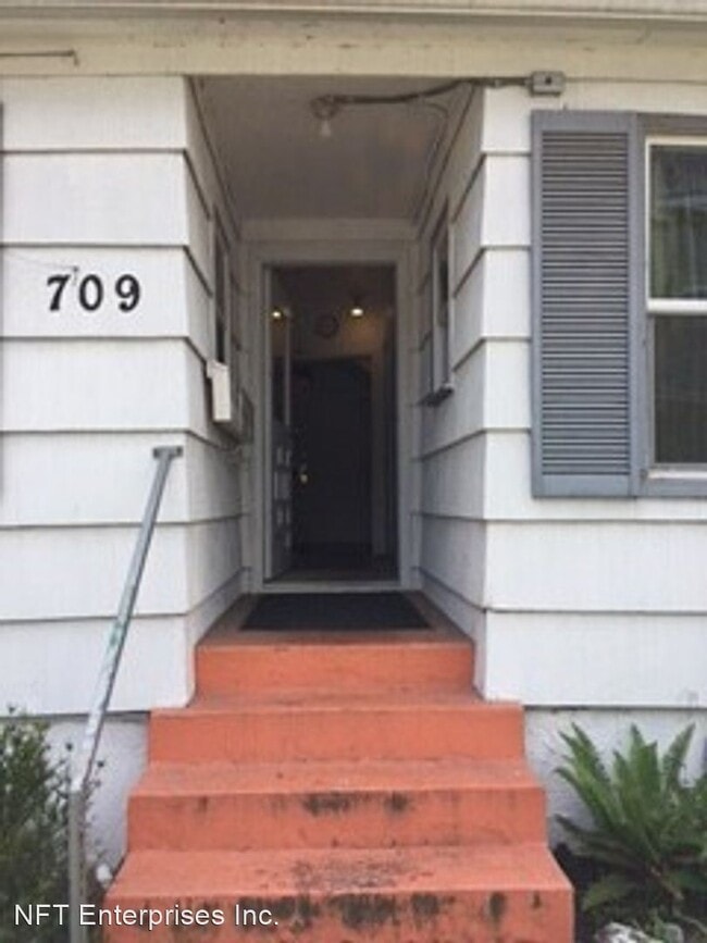 Building Photo - 709 NE 43rd St